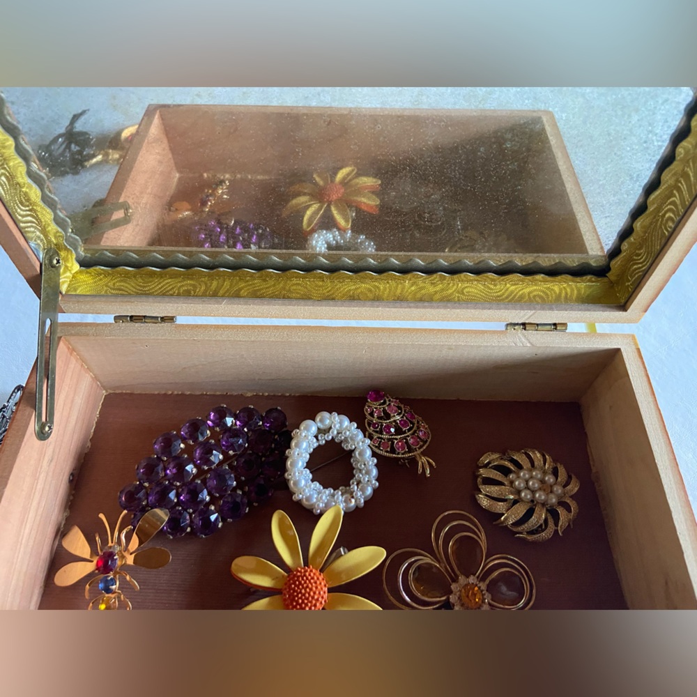Vintage lot of 19 brooches and one handmade jewelry box - Picture 12 of 13